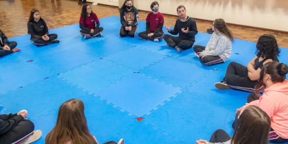 A atividade é ministrada pelo dramaturgo, ator e diretor de teatro Gabriel Vernek