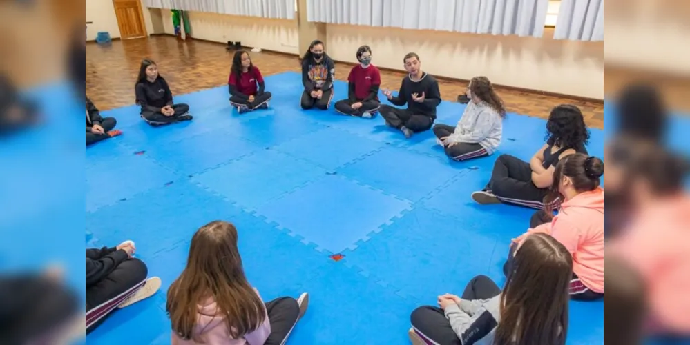 A atividade é ministrada pelo dramaturgo, ator e diretor de teatro Gabriel Vernek