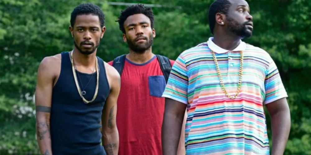 Donald Glover vive Earn no seriado. Um jovem que agência a carreira do primo PaperBoy no rap estadunidense