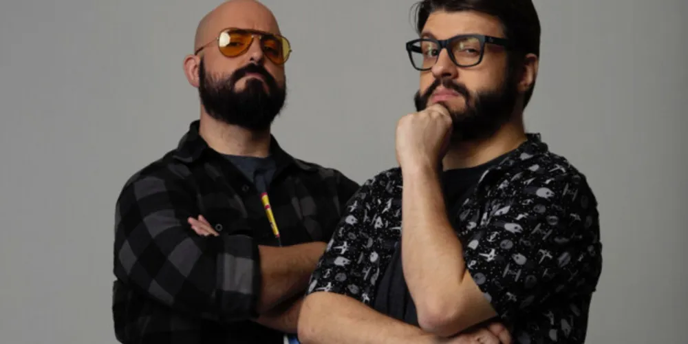 Jovem Nerd e Azaghal produzem conteúdo sobre cultura pop desde o início dos anos 2000. Os episódios do podcast passam do milhão de plays por edição e o canal no Youtube da dupla conta com mais de 2,5 milhões de inscritos.