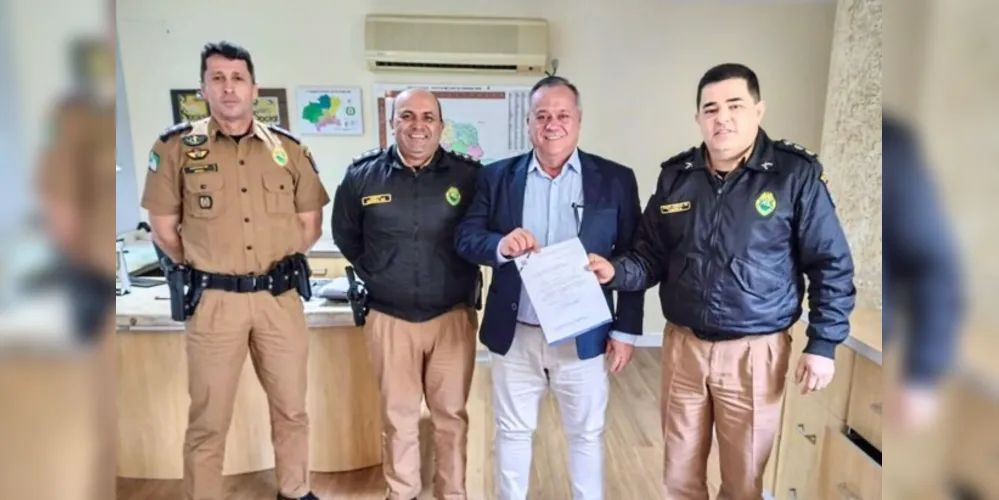 Balansin  ao lado do Tenente-Coronel Renato Taborda, Major Moreira e Capitão Ribas.