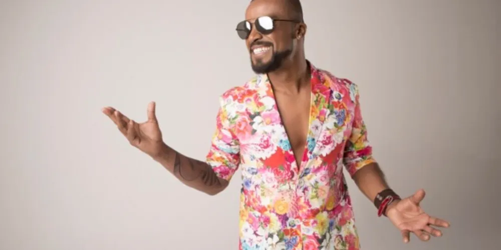 O repertório vai de 'axé music' até o sertanejo, contando com sucessos do pagode marcados na voz dele e de outros grupos.