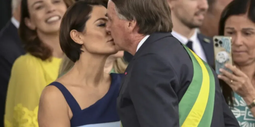 Ao lado da esposa, presidente puxou o coro de 'imbrochável' para si mesmo