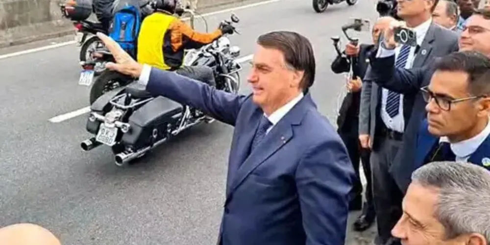 Bolsonaro em ato de campanha na via Dutra.