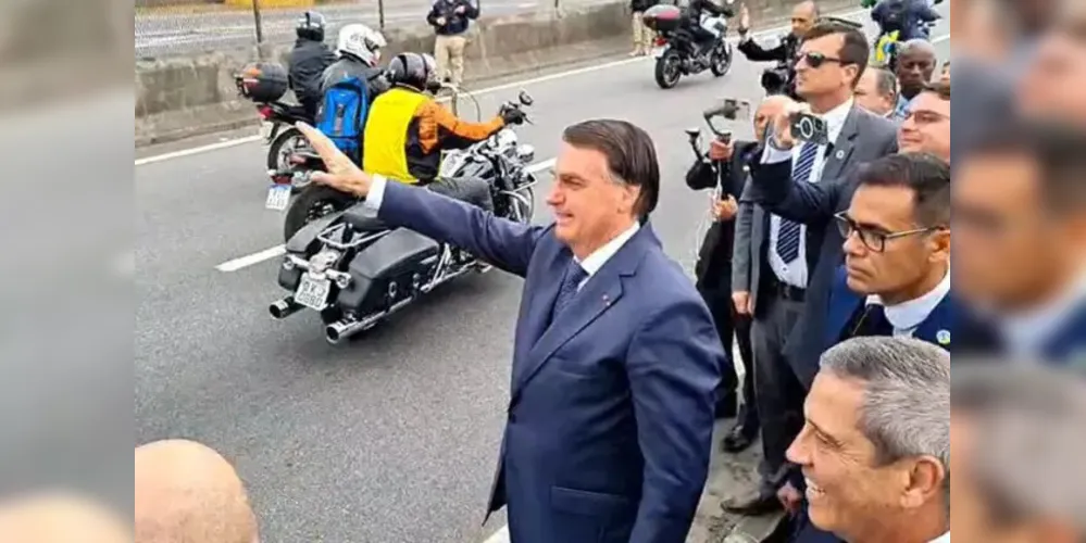 Bolsonaro em ato de campanha na via Dutra.