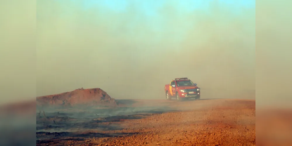 De acordo com o Corpo de Bombeiros do Paraná, 9 em cada 10 incêndios são provocados por irresponsabilidade humana. Essas ocorrências são mais comuns neste período de vegetação mais seca, baixa umidade do ar e estiagem