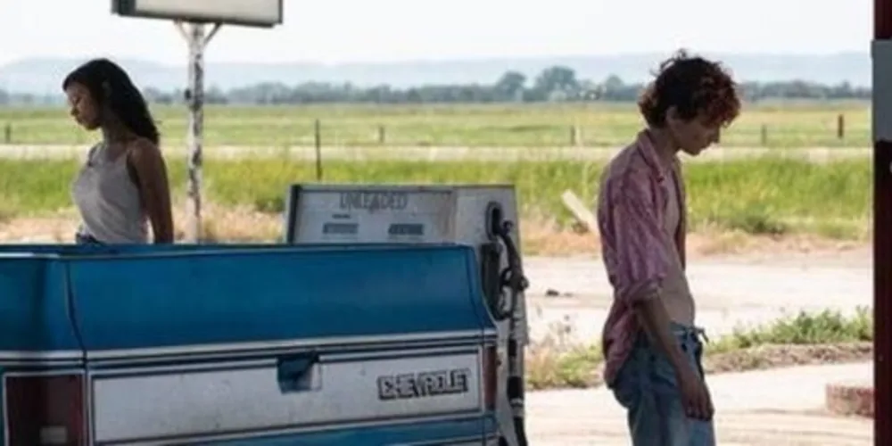 O personagem de Chalamet acompanha a protagonista Maren Yearly interpretada por Taylor Russell em sua viagem