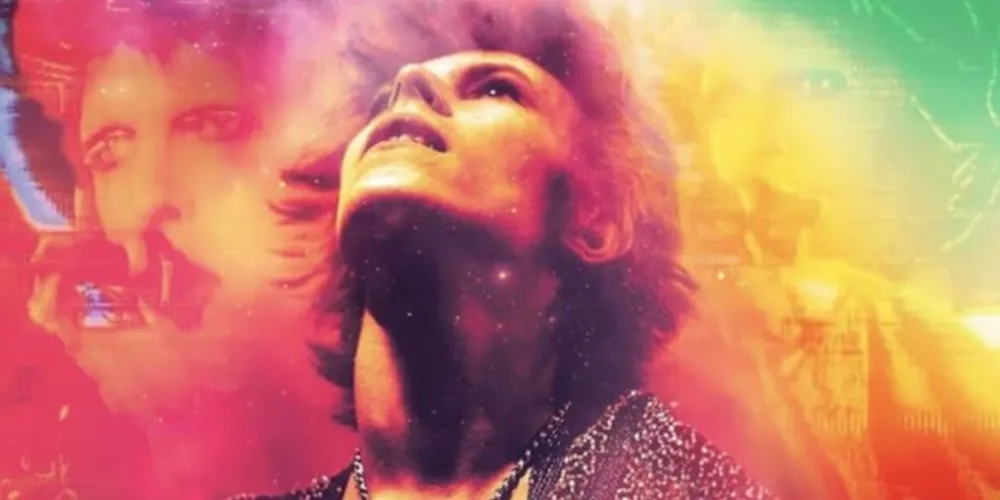 'Moonage Daydream' não é um guia para os não iniciados: ele raramente cita títulos de álbuns, filmes ou projetos, pouco se prende em datas (a passagem das décadas é marcada mais pelo visual do biografado do que por qualquer coisa), e inclui poucos nomes de personalidades importantes na vida do cantor