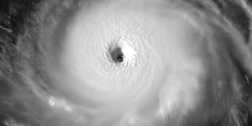 Ciclone Hinnamnor tem um olho muito bem definido com efeito estádio