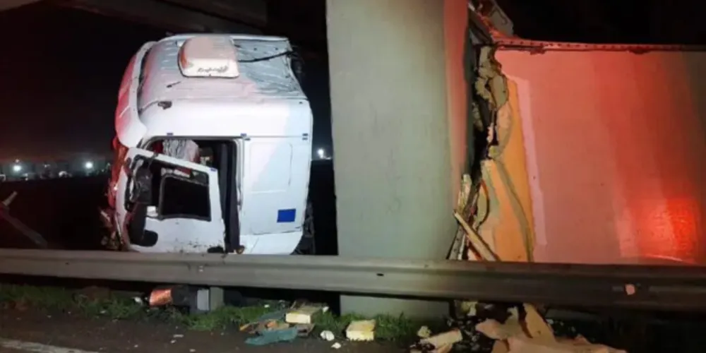 O homem, que perdeu o controle da direção, foi encaminhado ao hospital com ferimentos leves. PRF não falou sobre o acidente