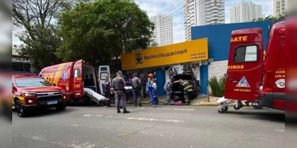 Uma BMW 320i, de cor preta, acabou batendo no portão da escola