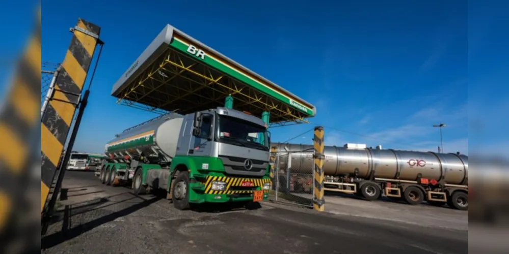 Com a redução, o litro da gasolina vendido pela Petrobras deixará de custar R$ 3,71 e passará a custar R$ 3,53