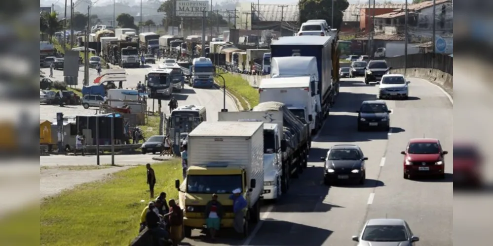 Neste mês, com parcela 'dobrada', valor será de R$ 2 mil para motoristas de carga