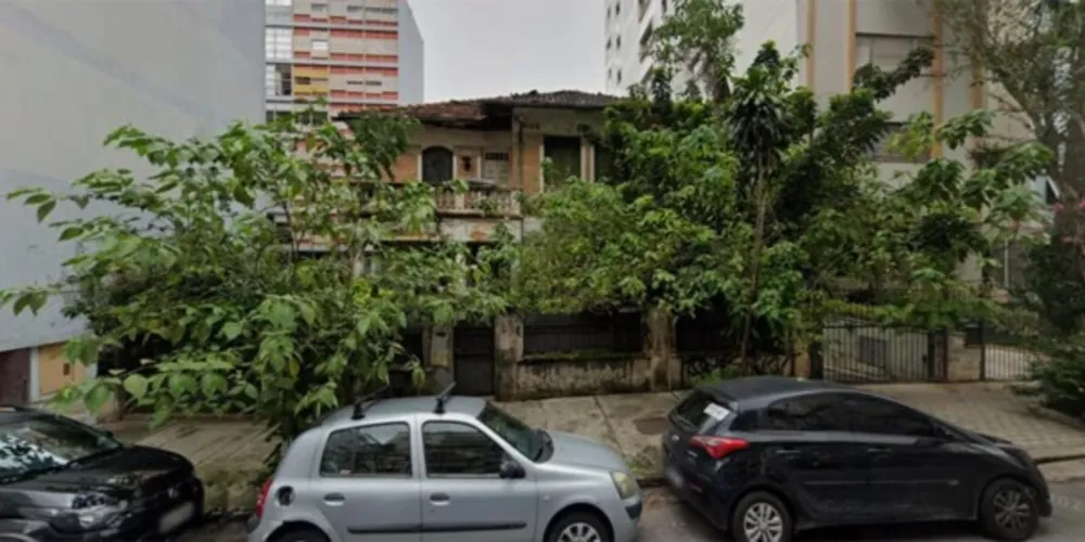 A casa tem recebido cada vez mais pessoas curiosas em tentar ver a mulher.