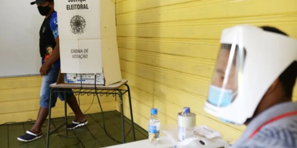 Tais aparelhos devem ser retidos pelo mesário antes que o eleitor chegue à cabine