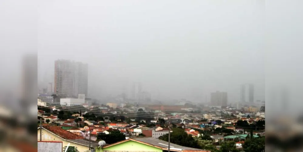 Alertas sobre o risco de fortes chuvas foram emitidos por Simepar e INMET