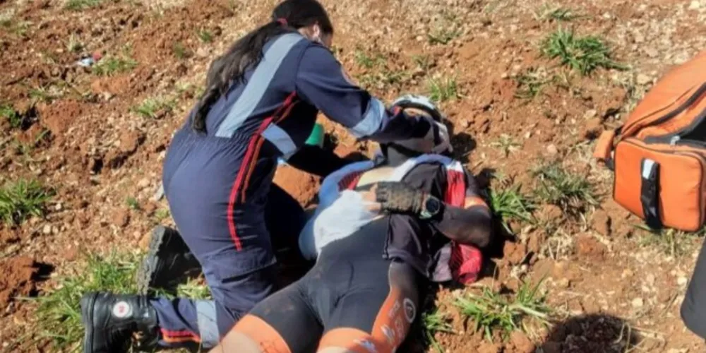 Acidente com dois ciclistas feridos aconteceu na tarde desta terça-feira (26)