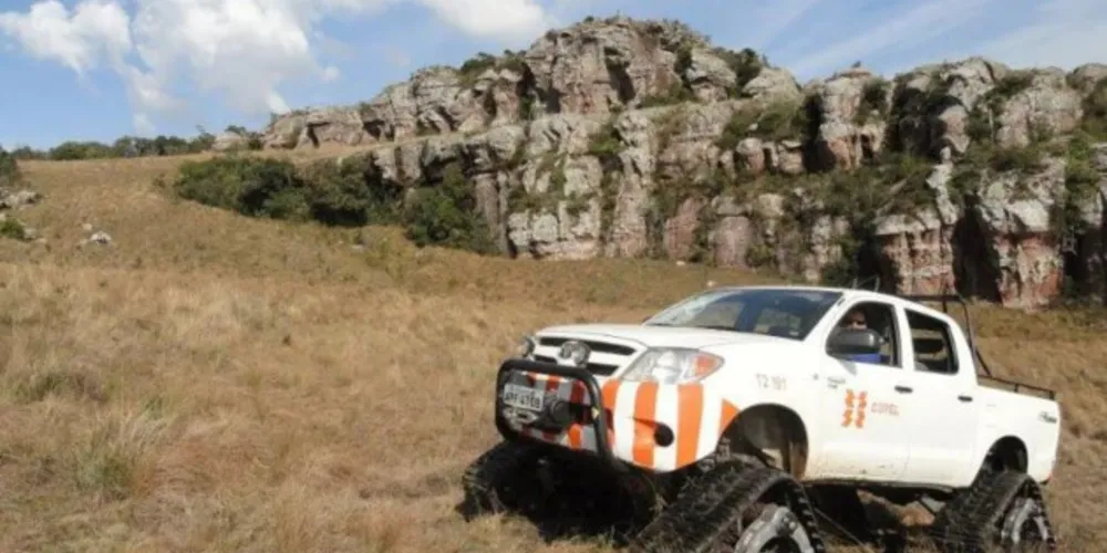 O veículo é extremamente útil para operação e manutenção de linhas de transmissão