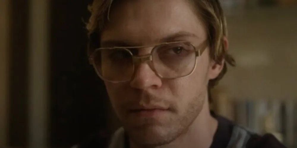 Jeffrey Dahmer foi um dos serial killers mais perigosos da história dos EUA. Ele já apareceu antes na obra de Murphy, quando o roteirista resolveu reunir vários dessa lista num emblemático episódio de 'American Horror Story'.