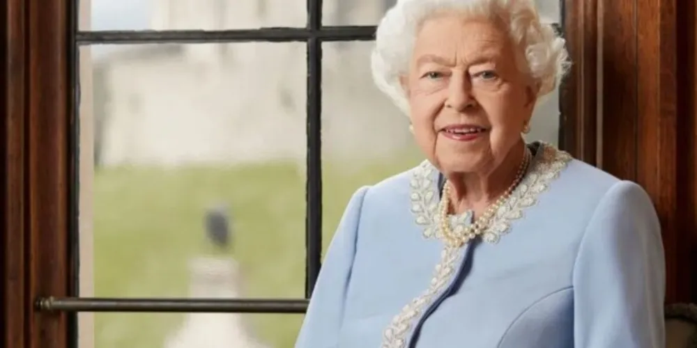 Filhos e netos da rainha viajaram até o palácio de Balmoral, na Escócia, onde Elizabeth II está, acompanhada de uma equipe de saúde e 'confortável'.