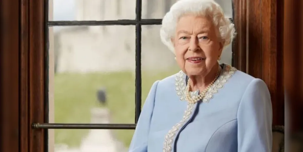 Filhos e netos da rainha viajaram até o palácio de Balmoral, na Escócia, onde Elizabeth II está, acompanhada de uma equipe de saúde e 'confortável'.