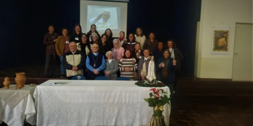 As consagradas ao lado de Monsenhor Carlino e Dom Sergio