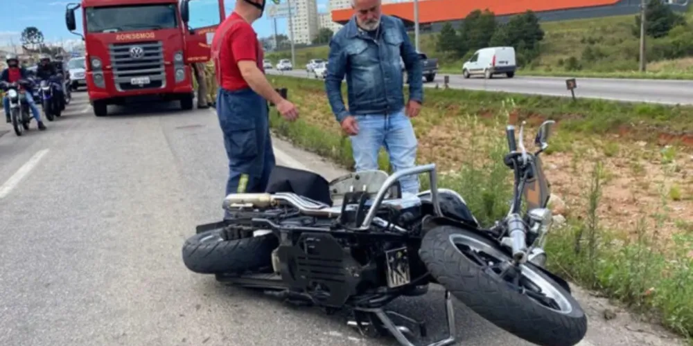 Por conta do desvio, quatro carros e uma moto se envolveram no acidente