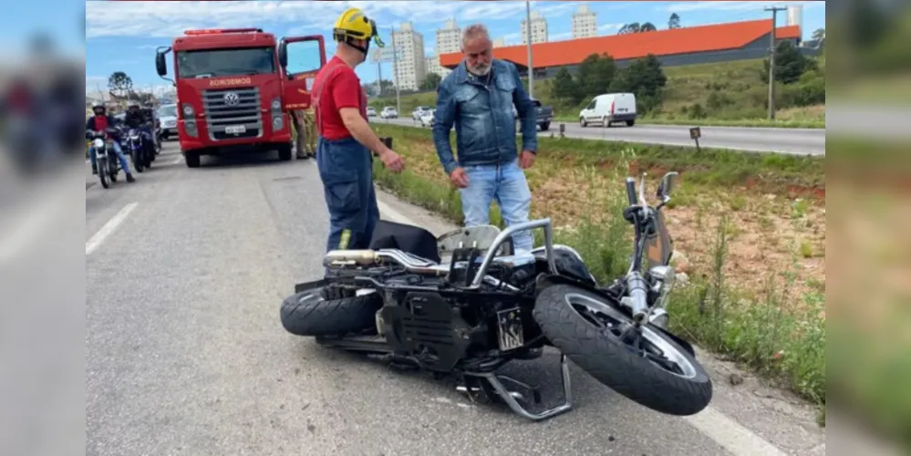 Por conta do desvio, quatro carros e uma moto se envolveram no acidente