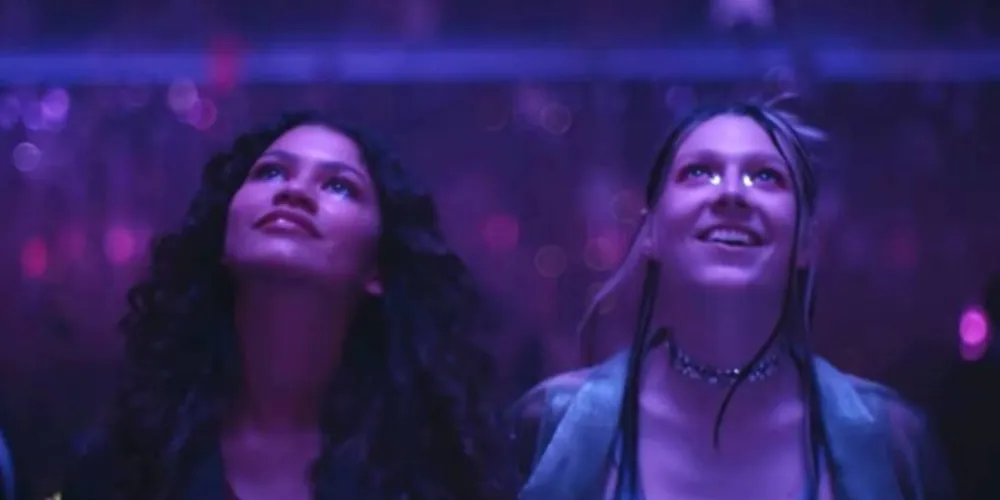 Série aborda um grupo de adolescentes durante o ensino médio, lidando com seus problemas e o uso de drogas