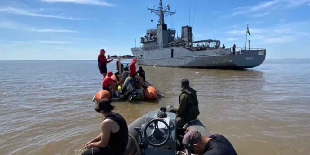 Velejador e piloto de linha aérea indicou local à Aeronáutica após ter sido alertado por pescador. Piloto Edson Luiz Chiapetta Macedo desapareceu em 1982 durante treinamento na região e não foi encontrado