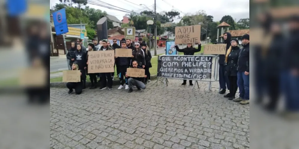 Protesto aconteceu neste sábado (20).