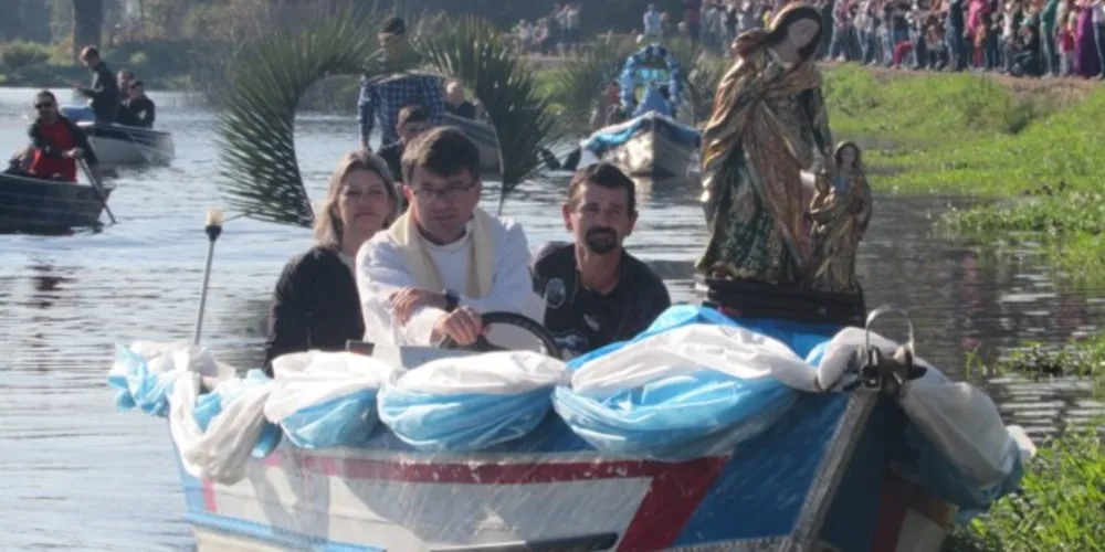 A imagem com padre Sandro veio pelo rio