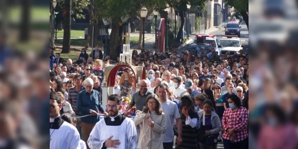 A procissão em louvor a Sant’Ana ganhou as ruas