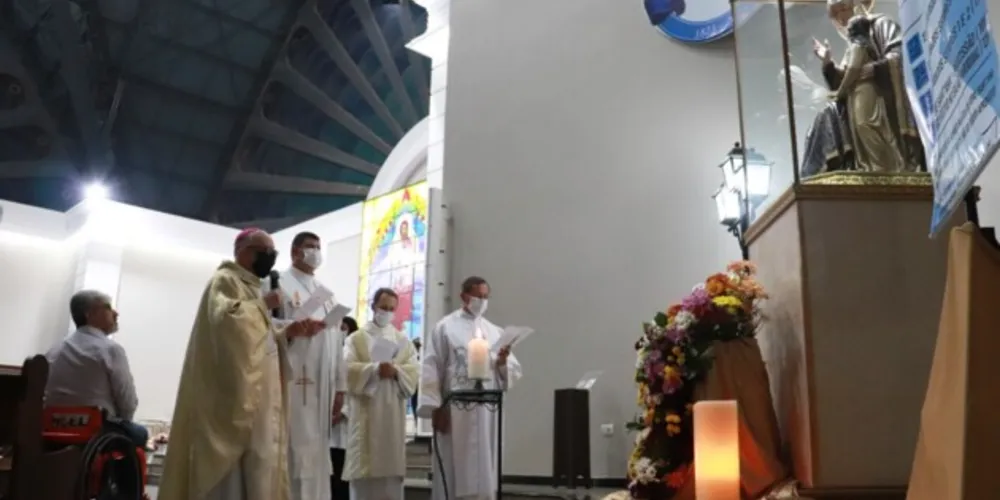As orações a Sant’Ana são feitas pelo bispo Dom Sergio