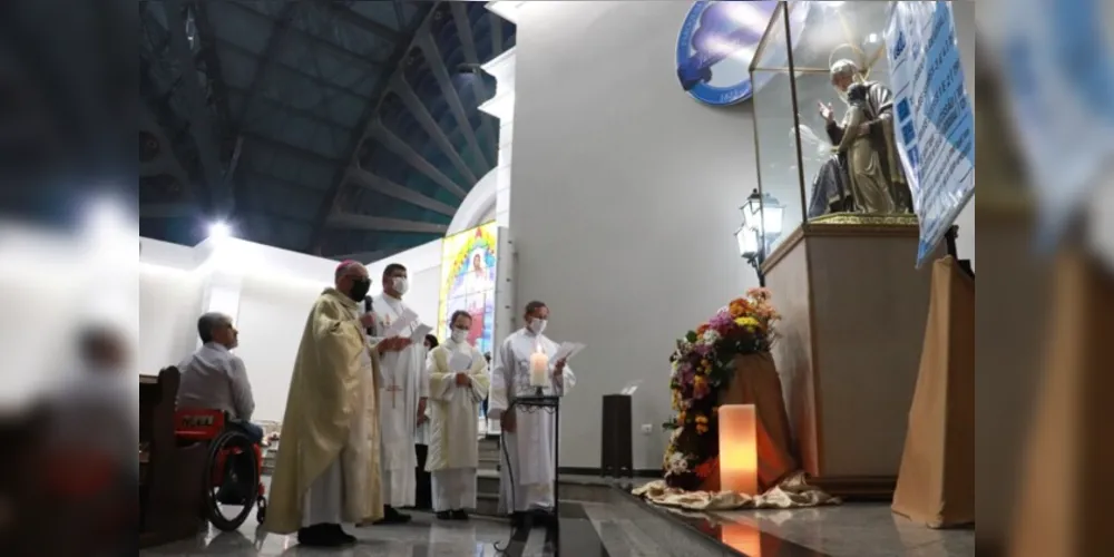 As orações a Sant’Ana são feitas pelo bispo Dom Sergio