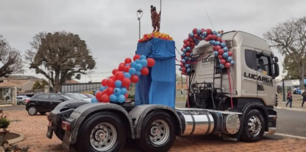A intenção este ano é superar os quatro mil carros, motos e caminhões abençoados em 2021, quando não houve a festa, somente procissão.
