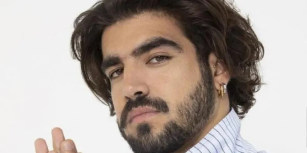Caio Castro sobre pagar a conta em date: “Incomoda ter que sustentar”