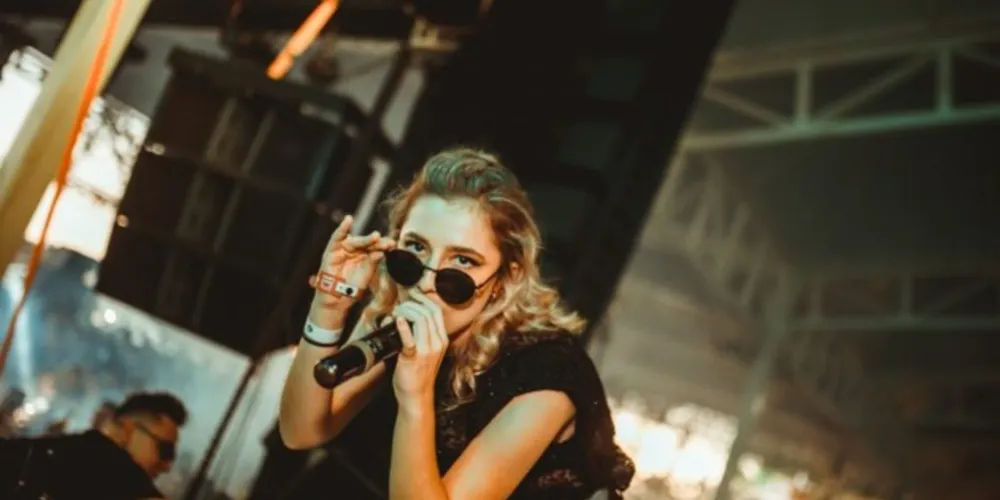 Giana se apresenta no Palco New Dance Order, junto com o duo eletrônico Dubdogz