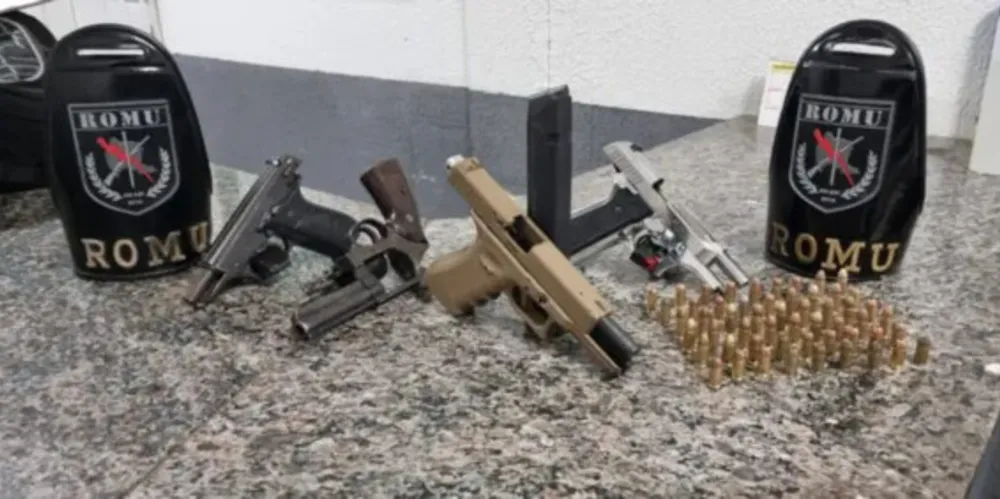 Guardas acharam uma pistola glock de calibre 9mm com seletor de rajada, uma de calibre. 380, uma de calibre 7.65 e um revólver de calibre 38