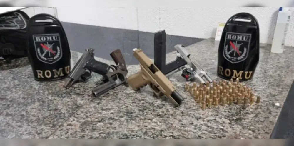 Guardas acharam uma pistola glock de calibre 9mm com seletor de rajada, uma de calibre. 380, uma de calibre 7.65 e um revólver de calibre 38