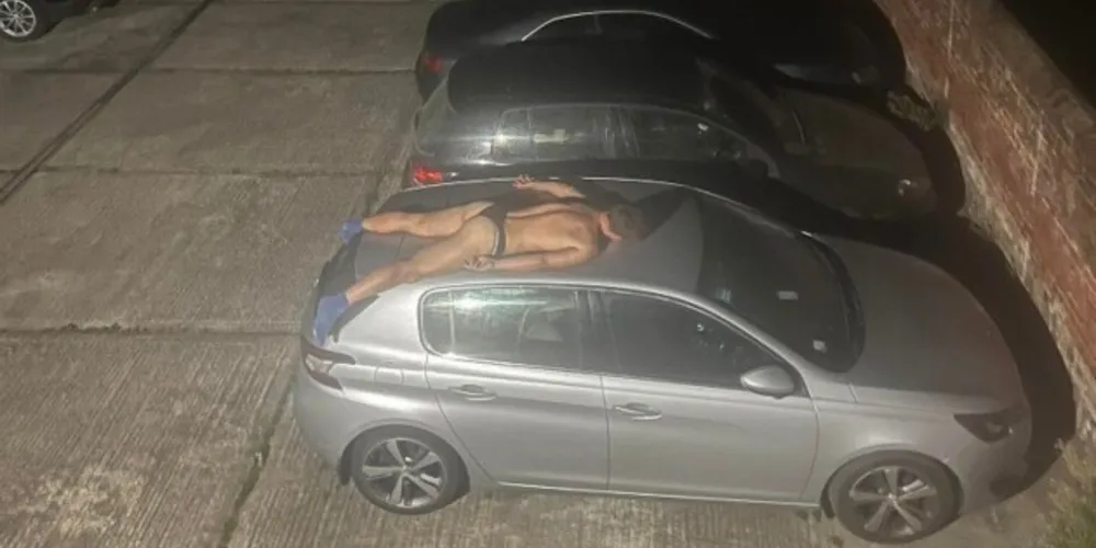 Pilhas de garrafas vazias do lado de fora do apartamento fez jovem checar sistema de vigilância