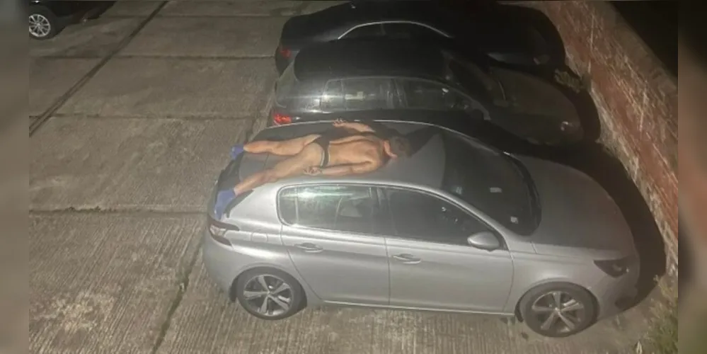 Pilhas de garrafas vazias do lado de fora do apartamento fez jovem checar sistema de vigilância