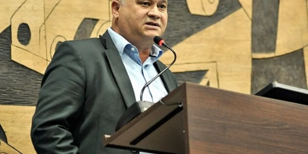 Salustiano durante a sessão desta segunda (8).