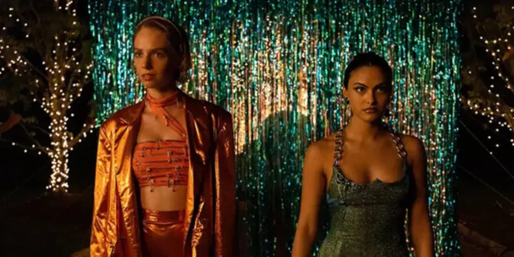 Em muitos sentidos, Justiceiras é uma espécie de sucessor espiritual de 'Meninas Malvadas'. As duas comédias compartilham um senso de humor ácido e um olhar quase paródico para situações cotidianas das produções teens