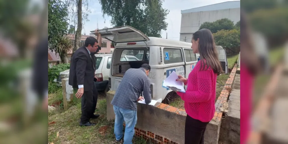 Entre os itens leiloados estão 49 automóveis