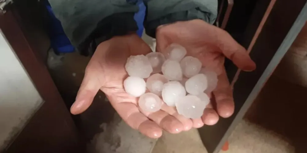 Vários municípios tiveram granizo médio a grande na região com violento vendaval em Canoas, Gravataí e Cachoeirinha