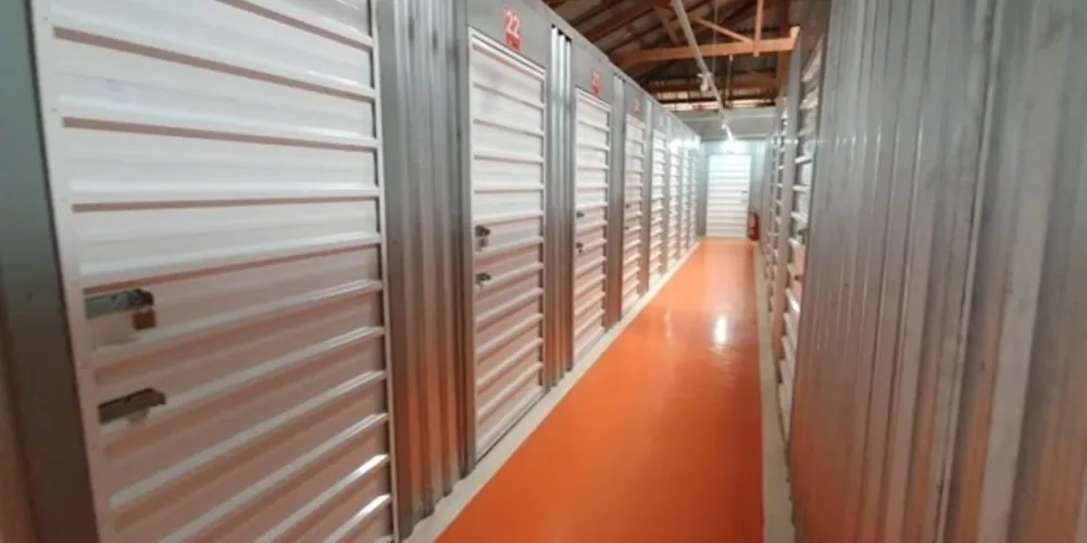 Com 136 espaços privativos, a empresa oferta soluções em serviços de auto armazenamento para diversas situações de forma simples e segura