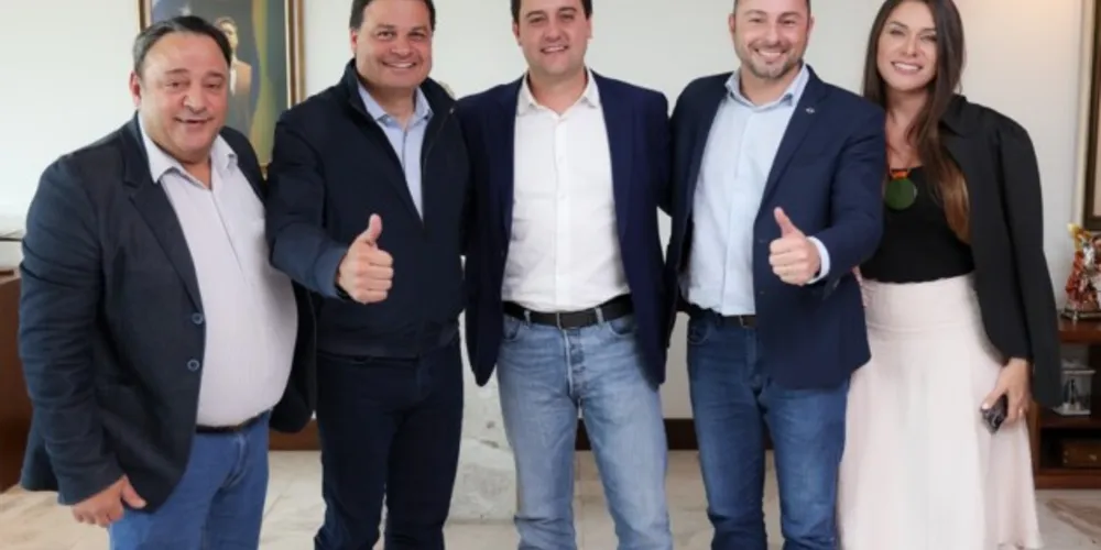 Daniel Milla reunido com a esposa Karina, o governador Ratinho Júnior, o deputado federal Sandro Alex e o ex-deputado estadual Hussein Bakri.