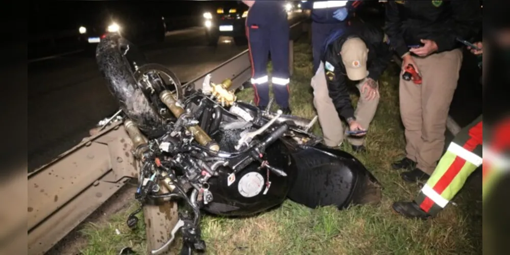 Moto ficou destruída ao bater na traseira de um carro