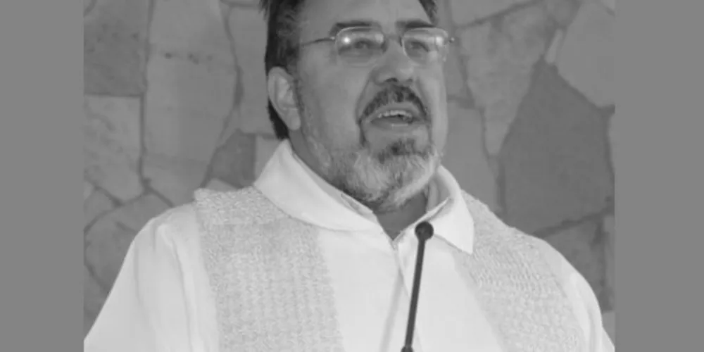 O sacerdote faleceu na manhã de domingo (14), depois de passar 14 dias hospitalizado